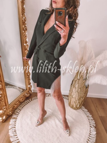 czarna-sukienka-marynarkowa-z-bizuteria-na-udzie