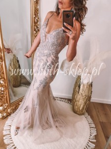 Beżowa sukienka tiulowa o kroju syrenki, z trenem 