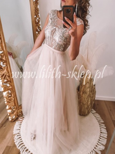 bezowa-sukienka-tiulowa-z-haftowana-gora-i-v-dekoltem-ma-plecach