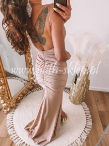 Rosie -złota sukienka maxi z odkrytymi plecami i marszczeniami na pupie