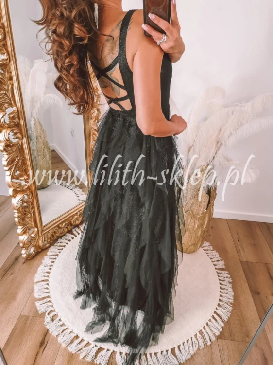 czarna-sukienka-maxi-z-efektownie-zdobionym-dolem