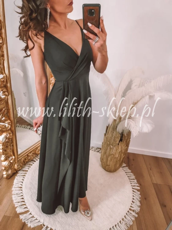 czarna-sukienka-maxi-z-rozcieciem-na-nodze