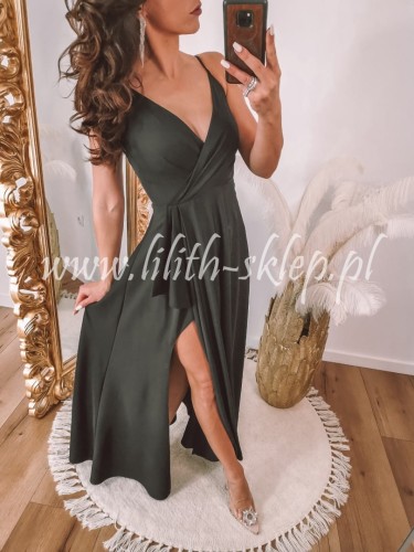 czarna-sukienka-maxi-z-rozcieciem-na-nodze