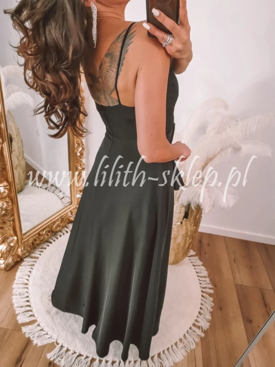 czarna-sukienka-maxi-z-rozcieciem-na-nodze