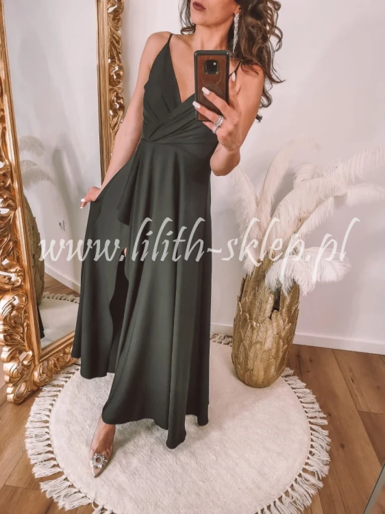 czarna-sukienka-maxi-z-rozcieciem-na-nodze