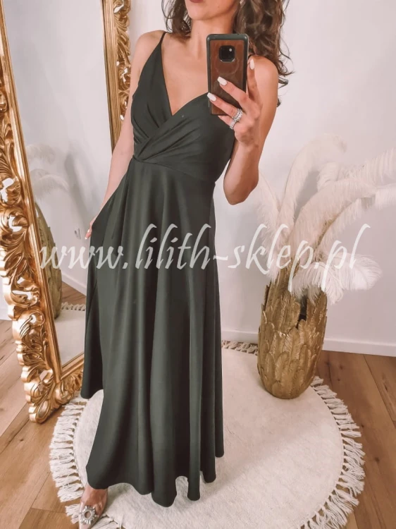 czarna-sukienka-maxi-z-rozcieciem-na-nodze