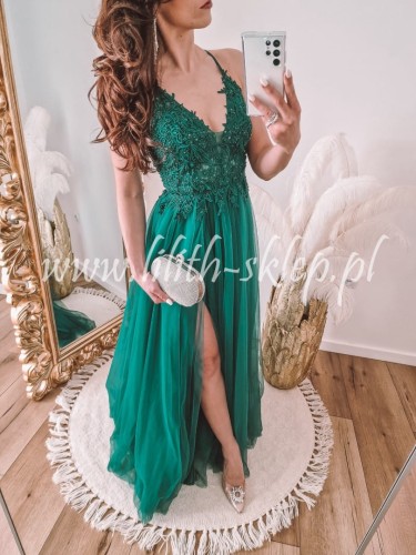 zielona-sukienka-tiulowa-z-haftowana-gora-i-rozcieciem-na-nodze