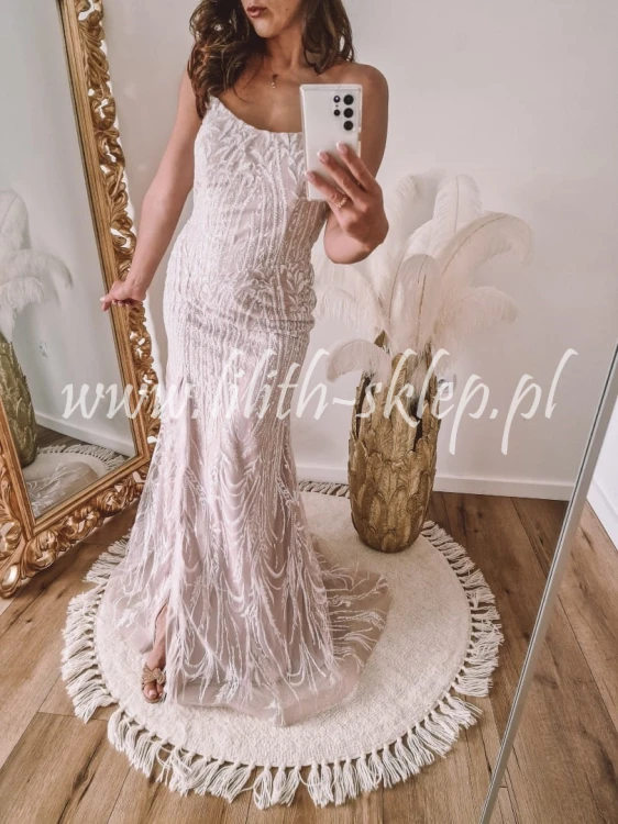 sukienka-gorsetowa-z-trenem-i-rozcieciem-na-nodze-rozowo-biala