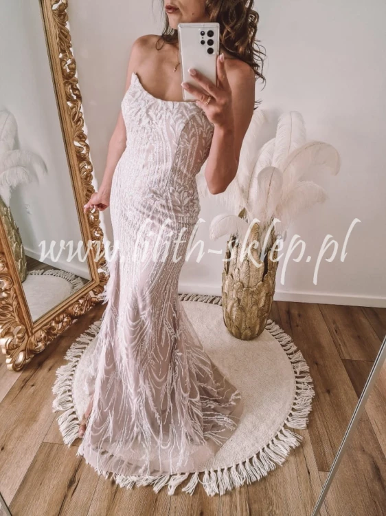 sukienka-gorsetowa-z-trenem-i-rozcieciem-na-nodze-rozowo-biala