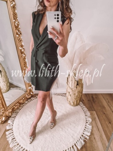 czarna-sukienka-marynarkowa-ze-zdobieniem-na-udzie