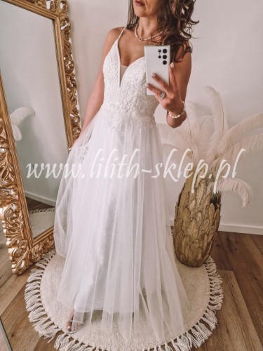 biala-sukienka-tiulowa-z-ozdobna-gora