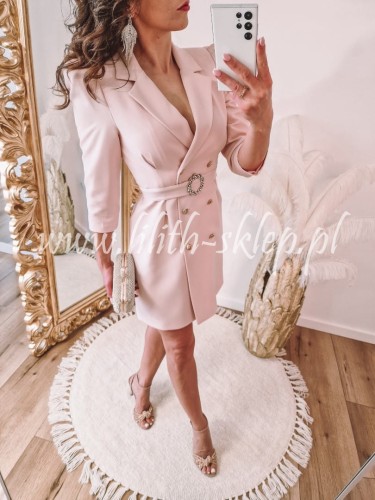 rozowa-sukienka-marynarkowa-z-bufkami-i-paskiem