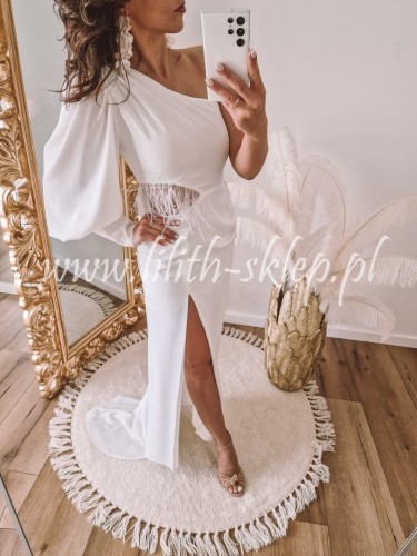 biala-sukienka-z-piorkami-na-jedno-ramie
