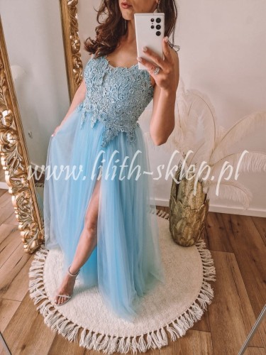 blekitna-tiulowa-sukienka-z-rozcieciem-na-nodze-i-paseczkami-na-plecach