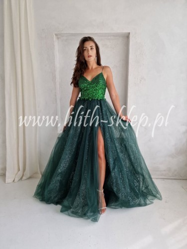 zielona-sukienka-maxi-ze-zdobiona-gora-na-cienkich-ramiaczkach