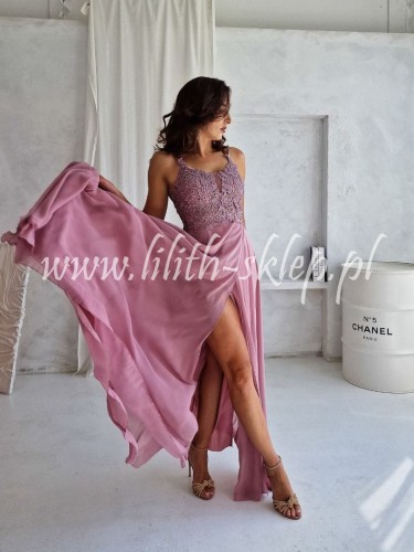 różowa-sukienka-zwiewna-z-wycieciem-na-plecach