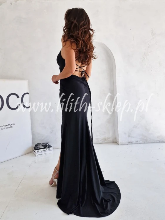 czarna-dopasowana-maxi-z-trenem