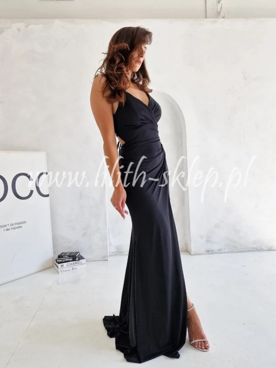 czarna-dopasowana-maxi-z-trenem