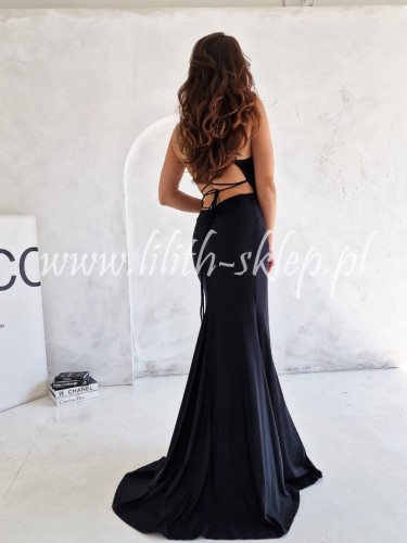 czarna-dopasowana-maxi-z-trenem