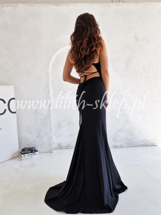 czarna-dopasowana-maxi-z-trenem
