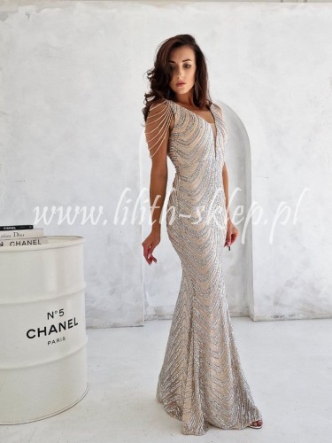 bezowa-syrenka-z-koralikami-na-ramionach