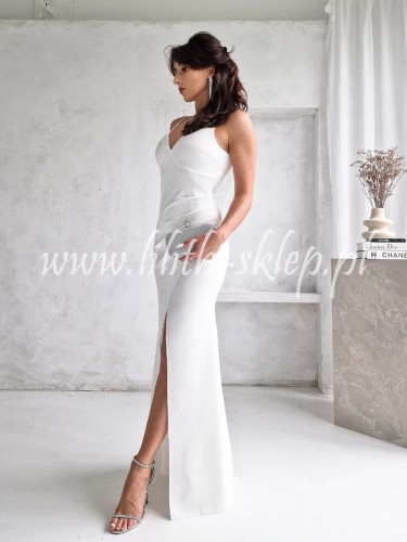 biala-sukienka-z-koralikami-na-plecach-i-rozcieciem-na-nodze