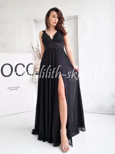 czarna-sukienka-z-rozcieciem-na-nodze