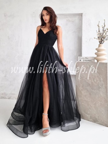 czarna-sukienka-tiulowa-z-rozcieciem-na-nodze