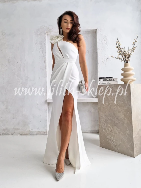 dopasowana-maxi-na-jedno-ramie-z-rozcieciem-na-nodze-i-biuscie