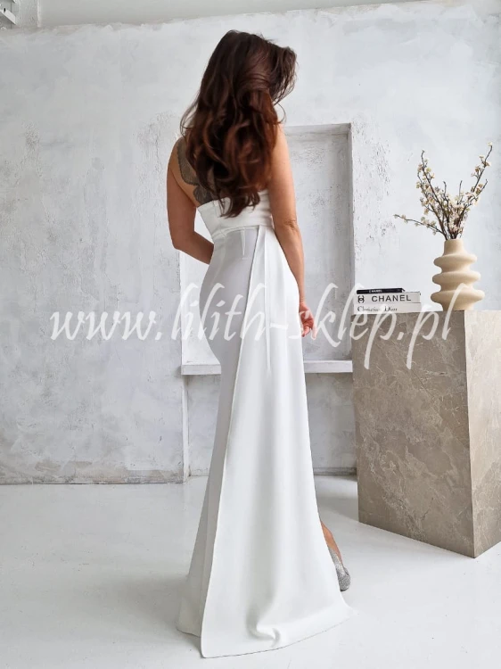 biala-dopasowana-maxi-z-efektownym-gorsetem