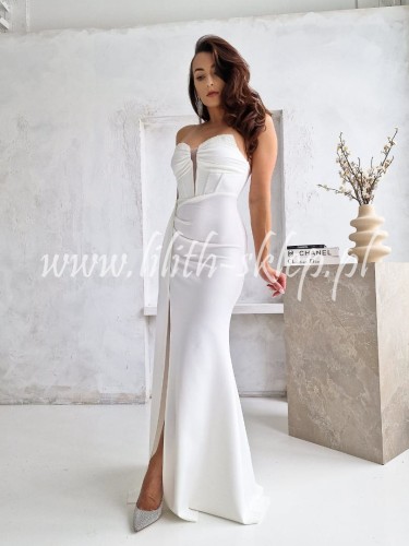 biala-dopasowana-maxi-z-efektownym-gorsetem