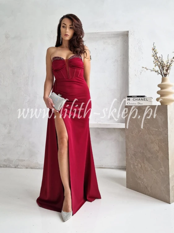 bordowa-dopasowana-maxi-z-efektownym-gorsetem