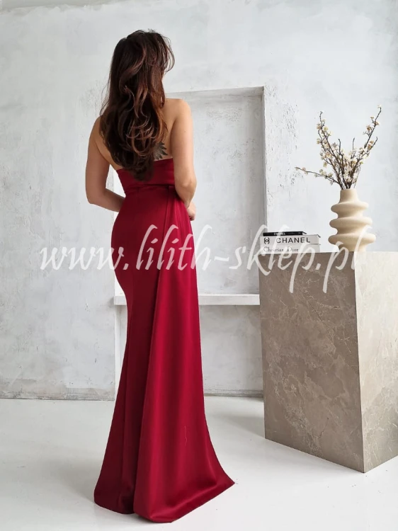bordowa-dopasowana-maxi-z-efektownym-gorsetem