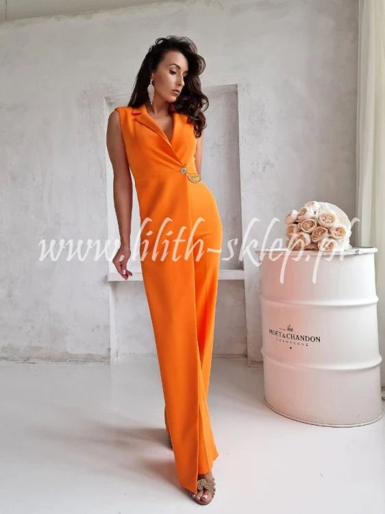 pomaranczowy-kombinezon-z-ozdobnym-lancuszkiem