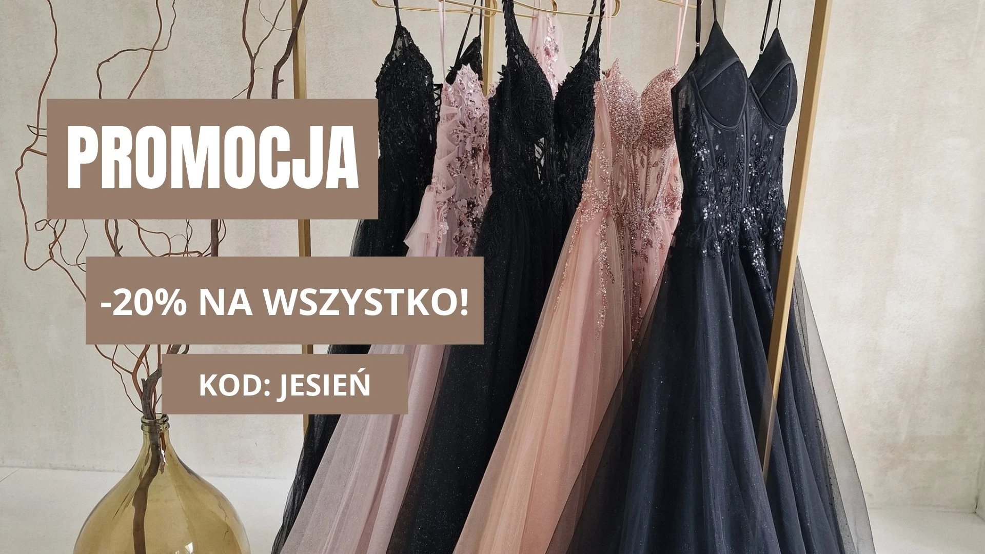 sukienki wieczorowe wiszącena złotym wieszaku