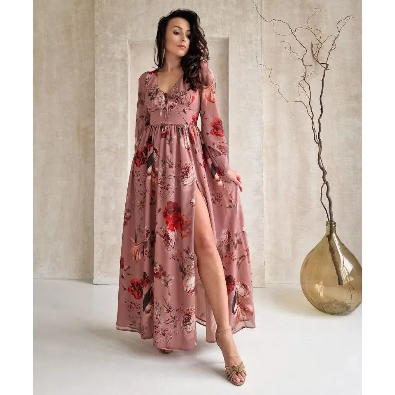 Sukienka w kwiaty na wesele - czy wypada?