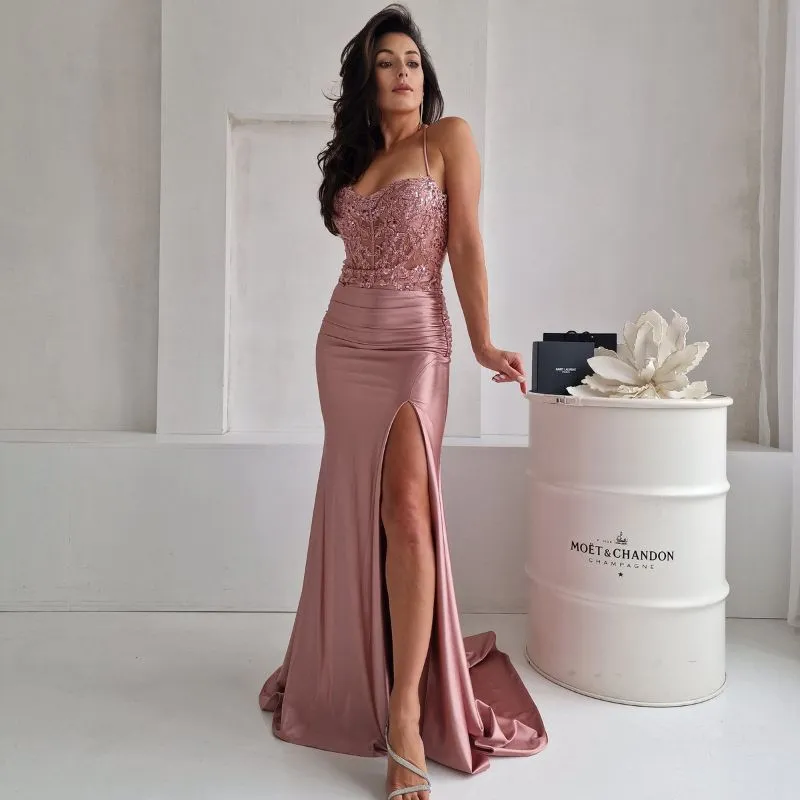 Sukienki na wesele maskujące brzuch